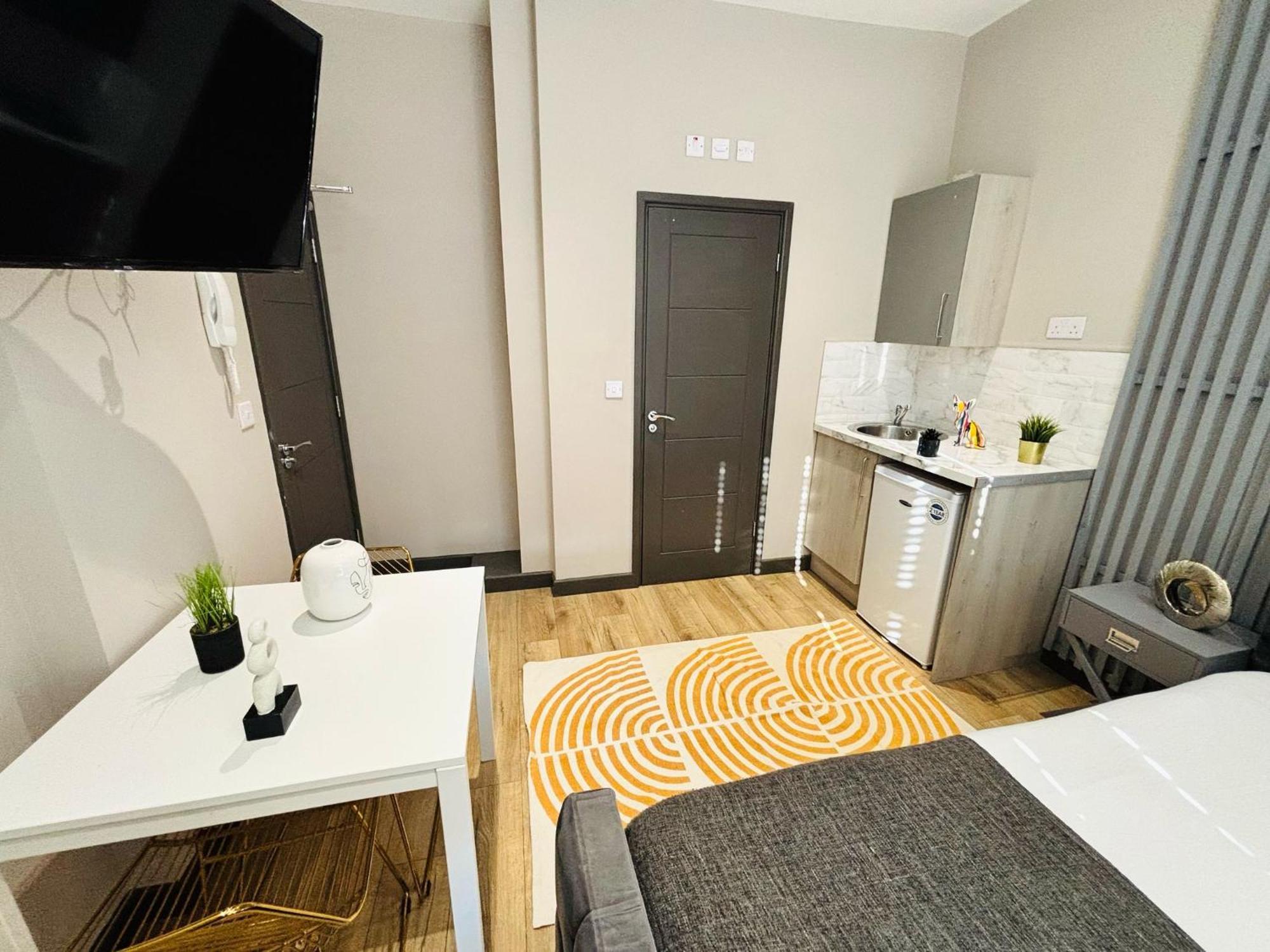 Holloway's House - No 37 - Bright & Cozy Escape